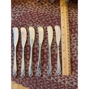 Set of 6 Oneida Silver Damask
Rose Solid Handle Butter Spreaders